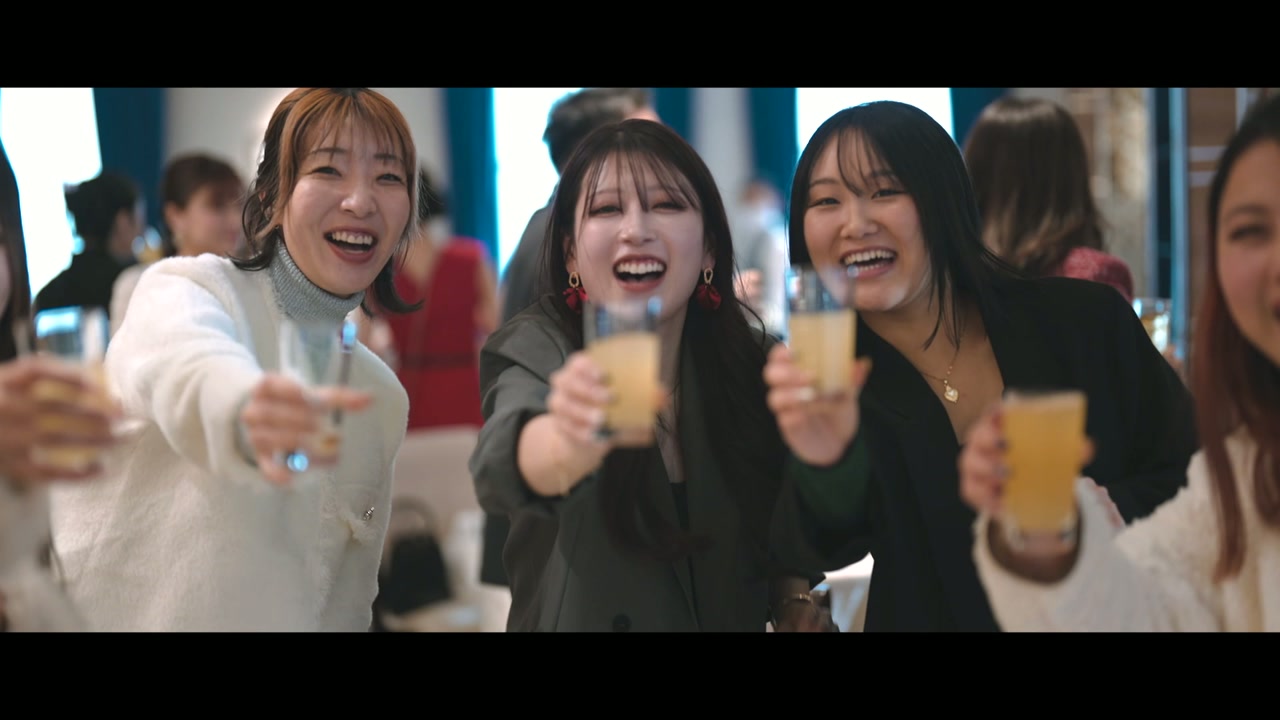 グラスを掲げて乾杯するスタッフたち