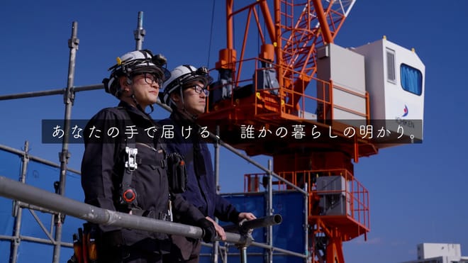 青空とクレーン ／ 現場へ向かう立ち姿
