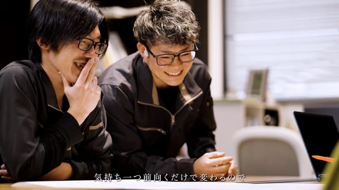 笑顔で話す若手スタッフ2人 ／ 職場の風通し