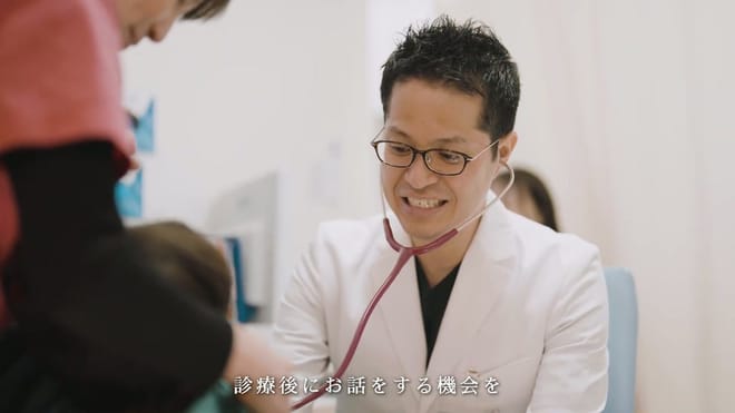 子どもを聴診器で診る院長 ／ 地域に根ざした小児科
