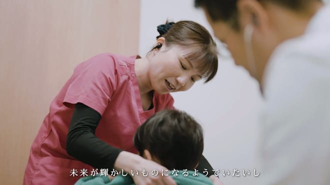 子どもをあやす看護師 ／ 一人ひとりに寄り添う