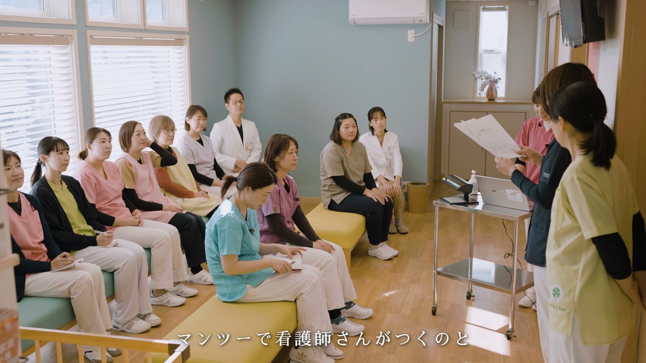 待合室に集まり、ミーティングを行うスタッフ