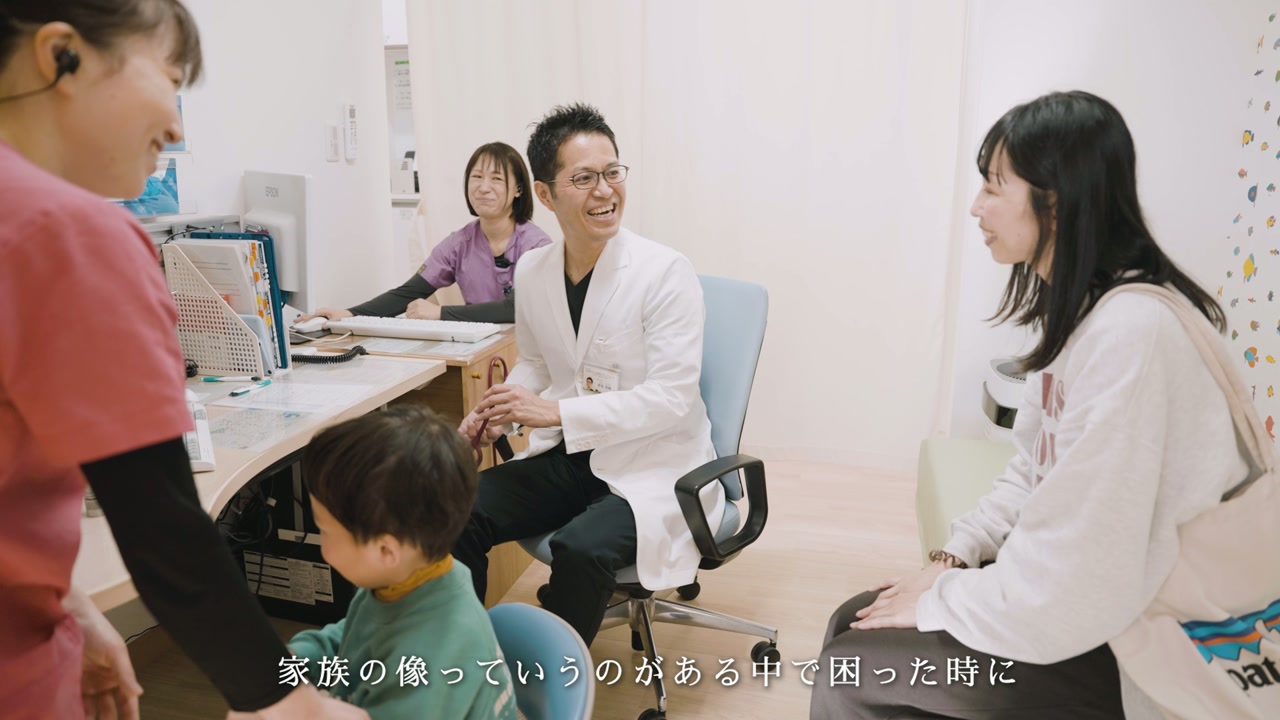 診察室で笑い合う院長とスタッフ、お子さん