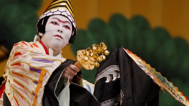 本番直前の集中した表情 ／ 烏帽子と扇