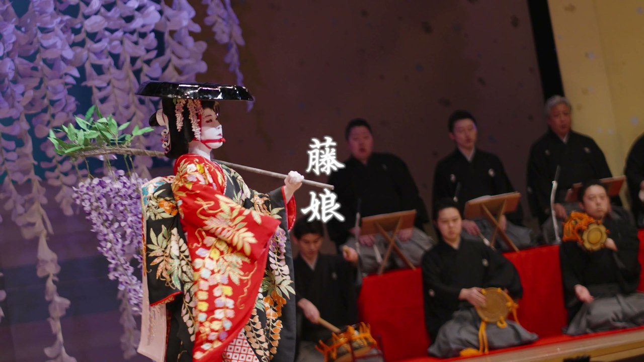 藤棚の下で舞う「藤娘」