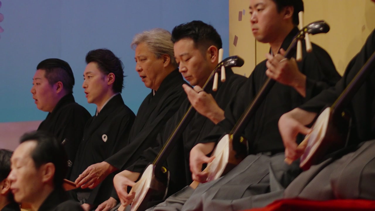 三味線を奏でる地方（じかた）の演奏