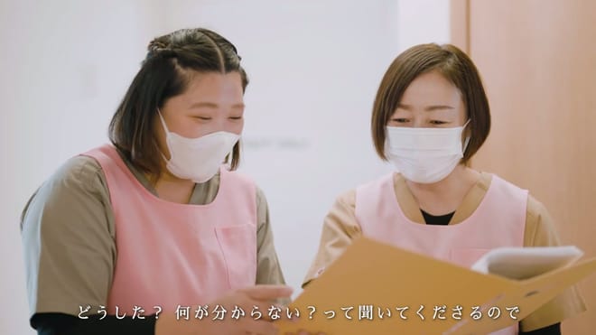 「どうした?何が分からない?」と駆け寄る先輩 ／ 相談しやすさ