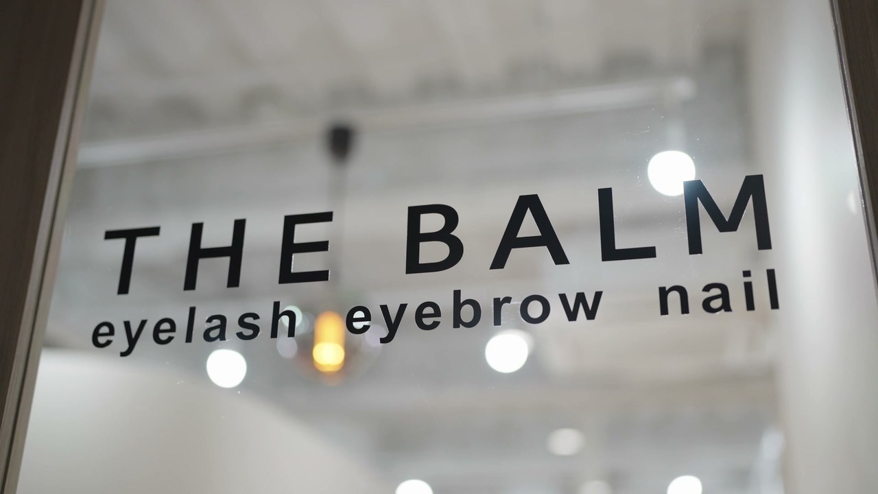 サロンの窓に入る「THE BALM eyelash eyebrow nail」ロゴ