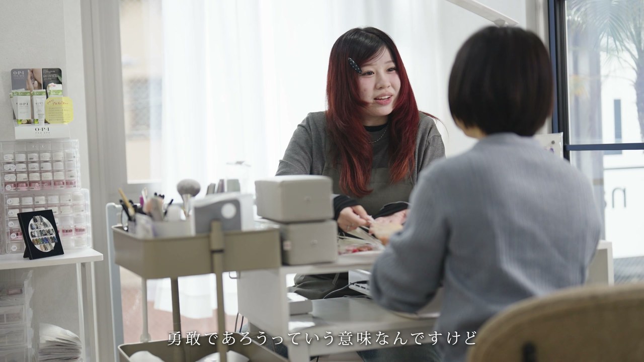 ネイルの施術でお客さまと向き合うスタッフ
