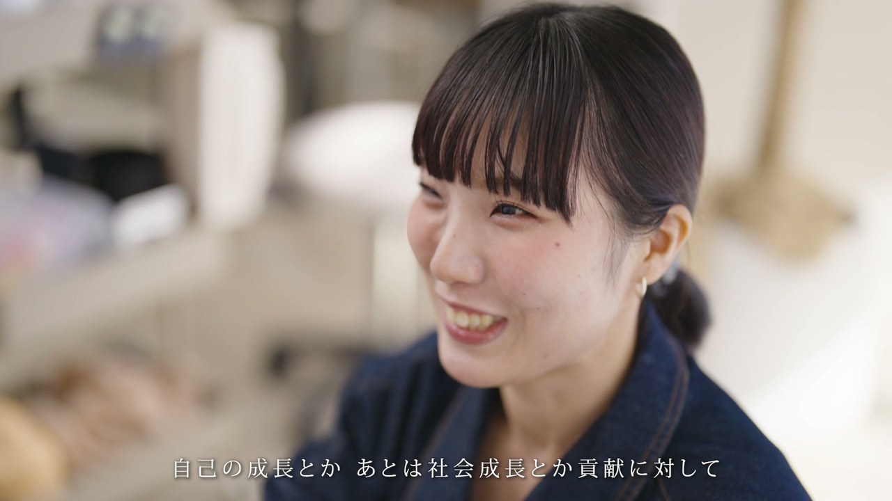 笑顔で語るスタッフ ／「自己の成長とか、あとは社会成長とか貢献に対して」