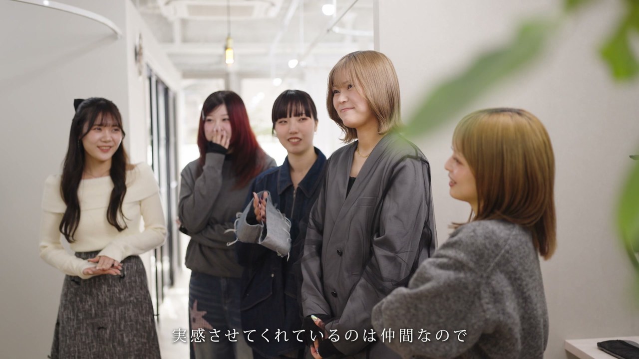 サロンの廊下で笑い合うスタッフたち ／「実感させてくれているのは仲間なので」