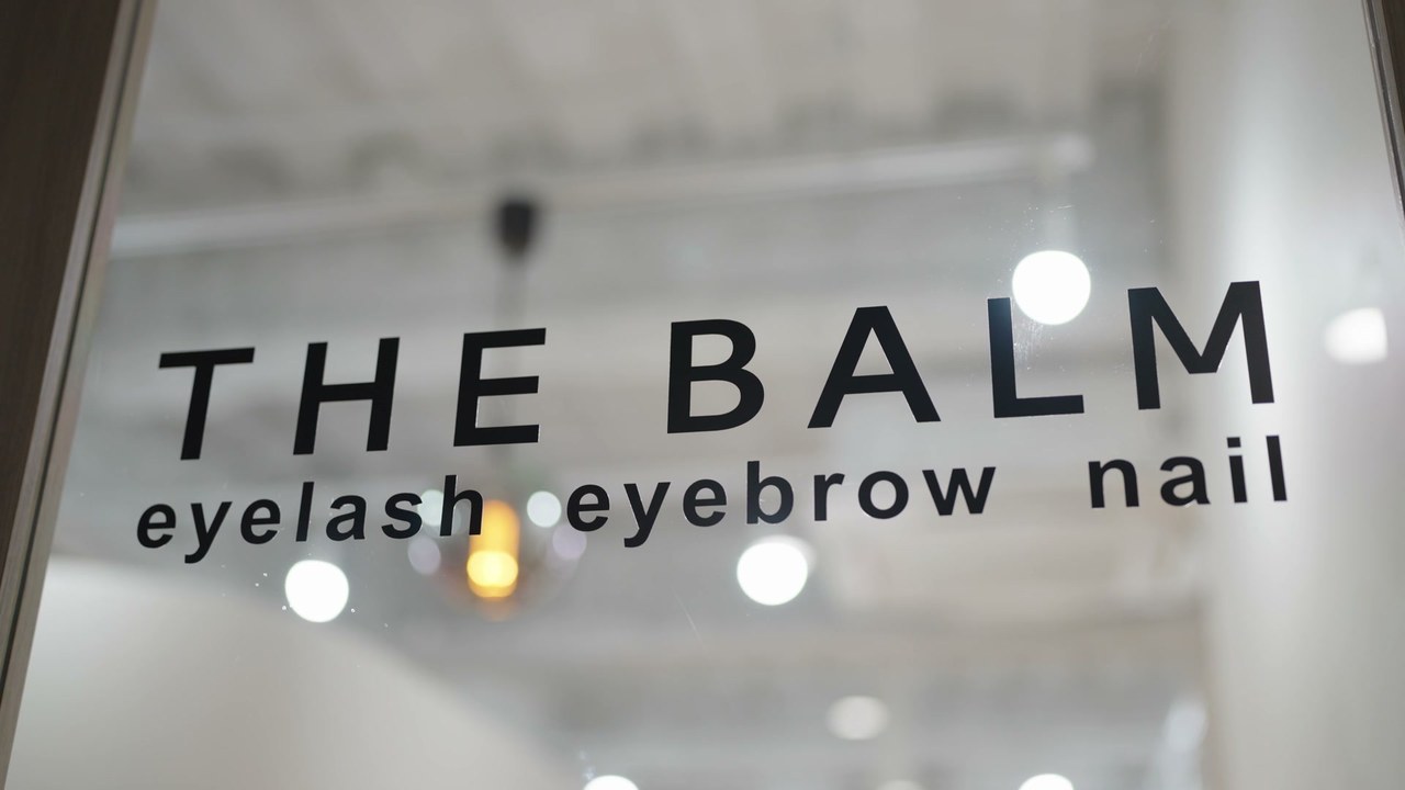 サロンの窓に入る「THE BALM eyelash eyebrow nail」ロゴ