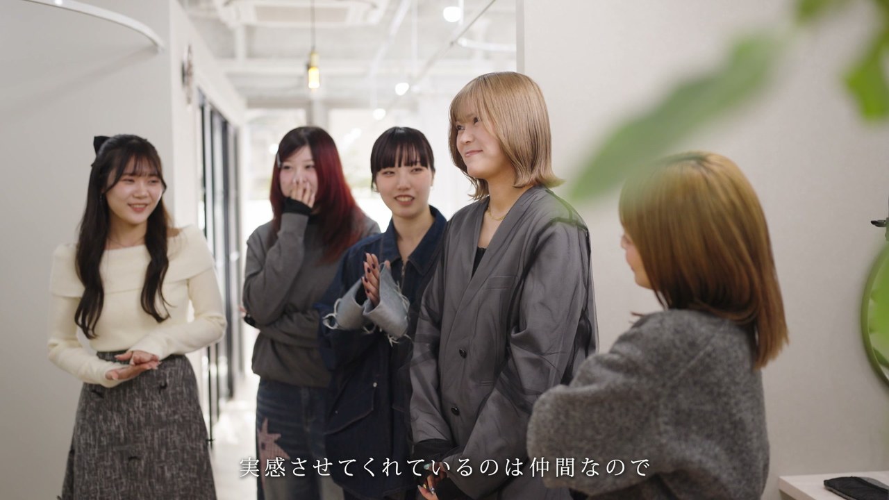 サロンの廊下で笑い合うスタッフたち ／「実感させてくれているのは仲間なので」