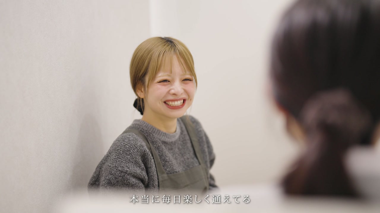 施術の合間に笑顔を見せるスタッフ ／「本当に毎日楽しく通えてる」
